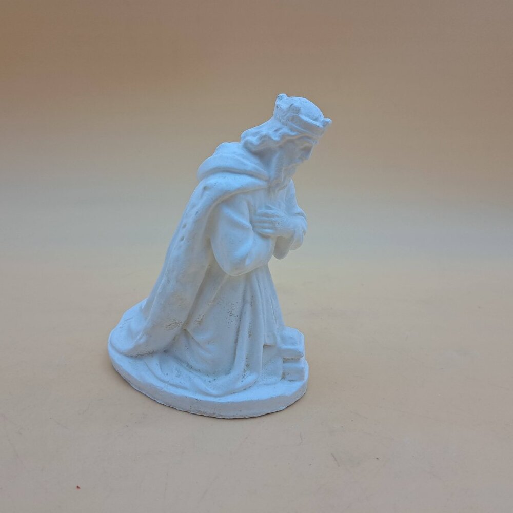 Kneeling Magi Plaster Statue